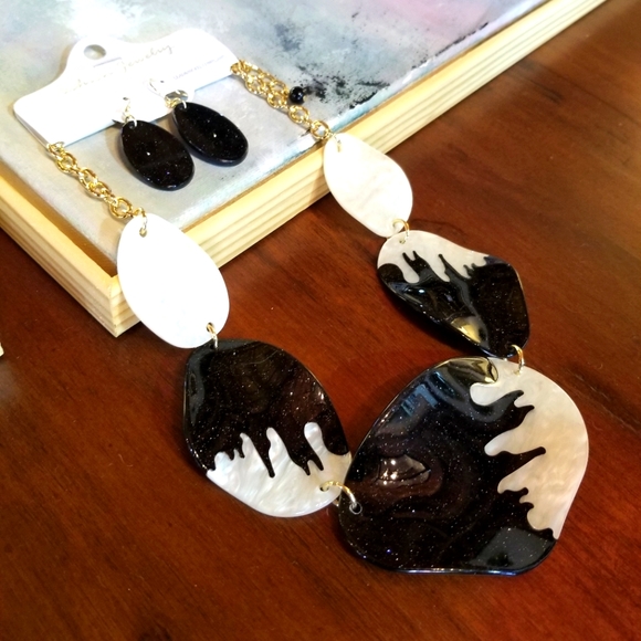 Black and white Acrylic Necklace & Earrings Set with Goldtone findings - Picture 12 of 16